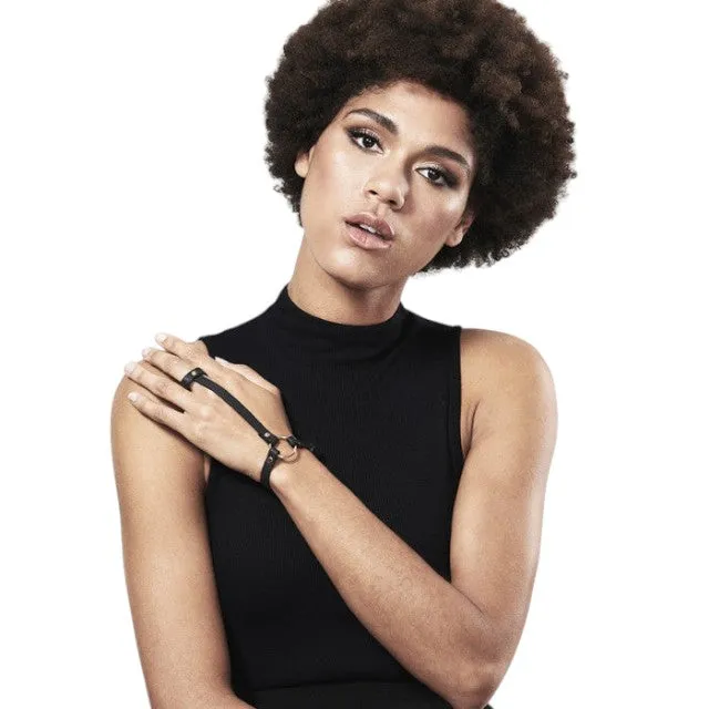 Brățară cu inel BIJOUX INDISCRETS Maze Bracelet. ham pentru mână din piele ecologică. culoare negru. mărime ajustabilă