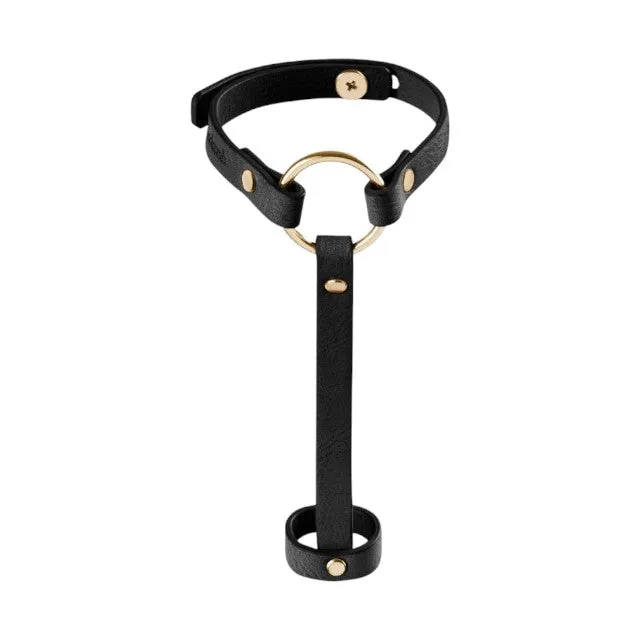 Brățară cu inel BIJOUX INDISCRETS Maze Bracelet. ham pentru mână din piele ecologică. culoare negru. mărime ajustabilă